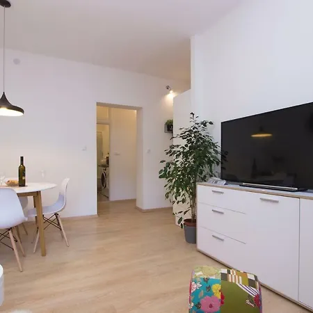 Oasis In Center Of Apartman